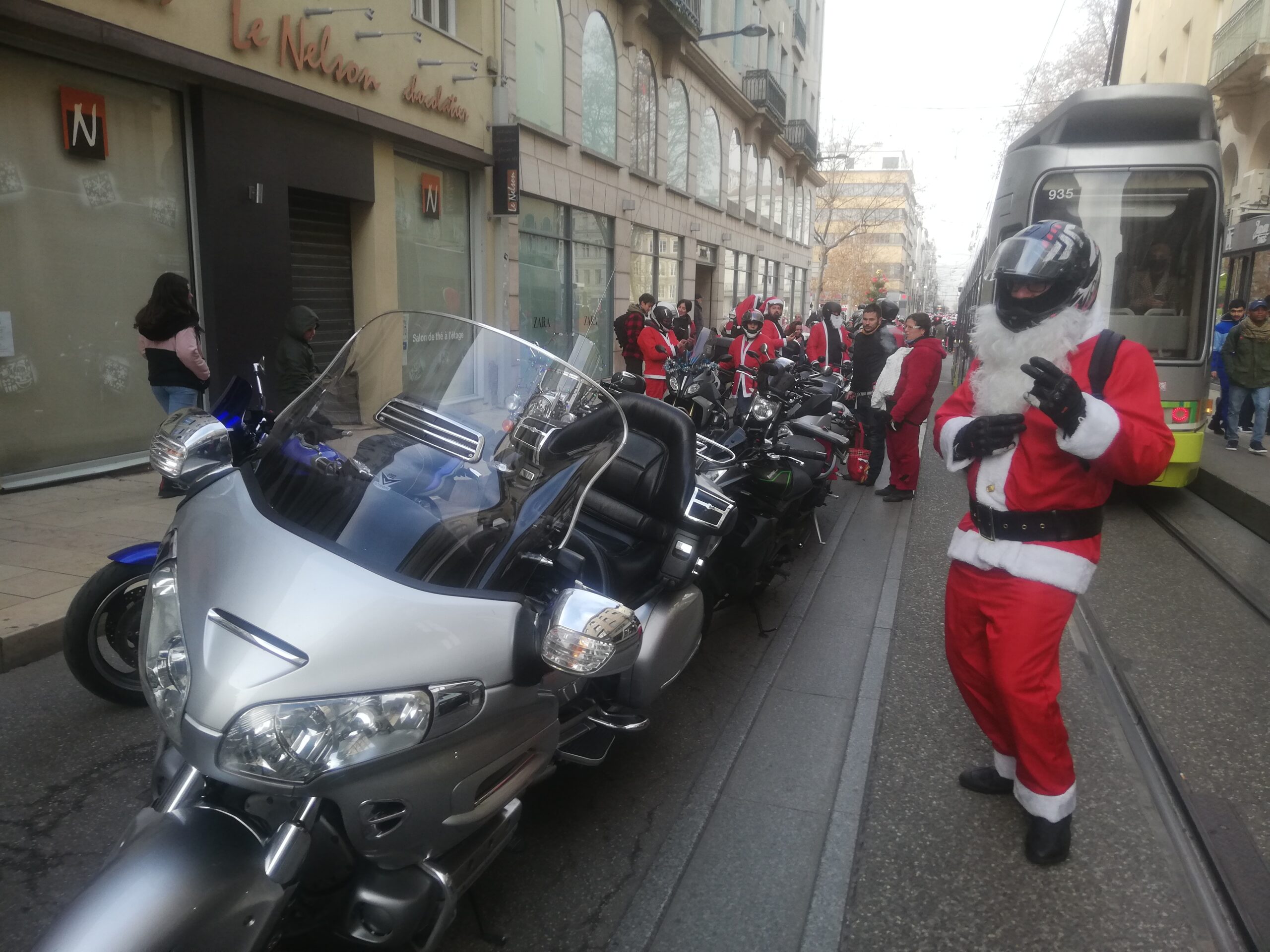 Le défilé des motards dégusiés en Père Noël dans les rues de Saint-Etienne
