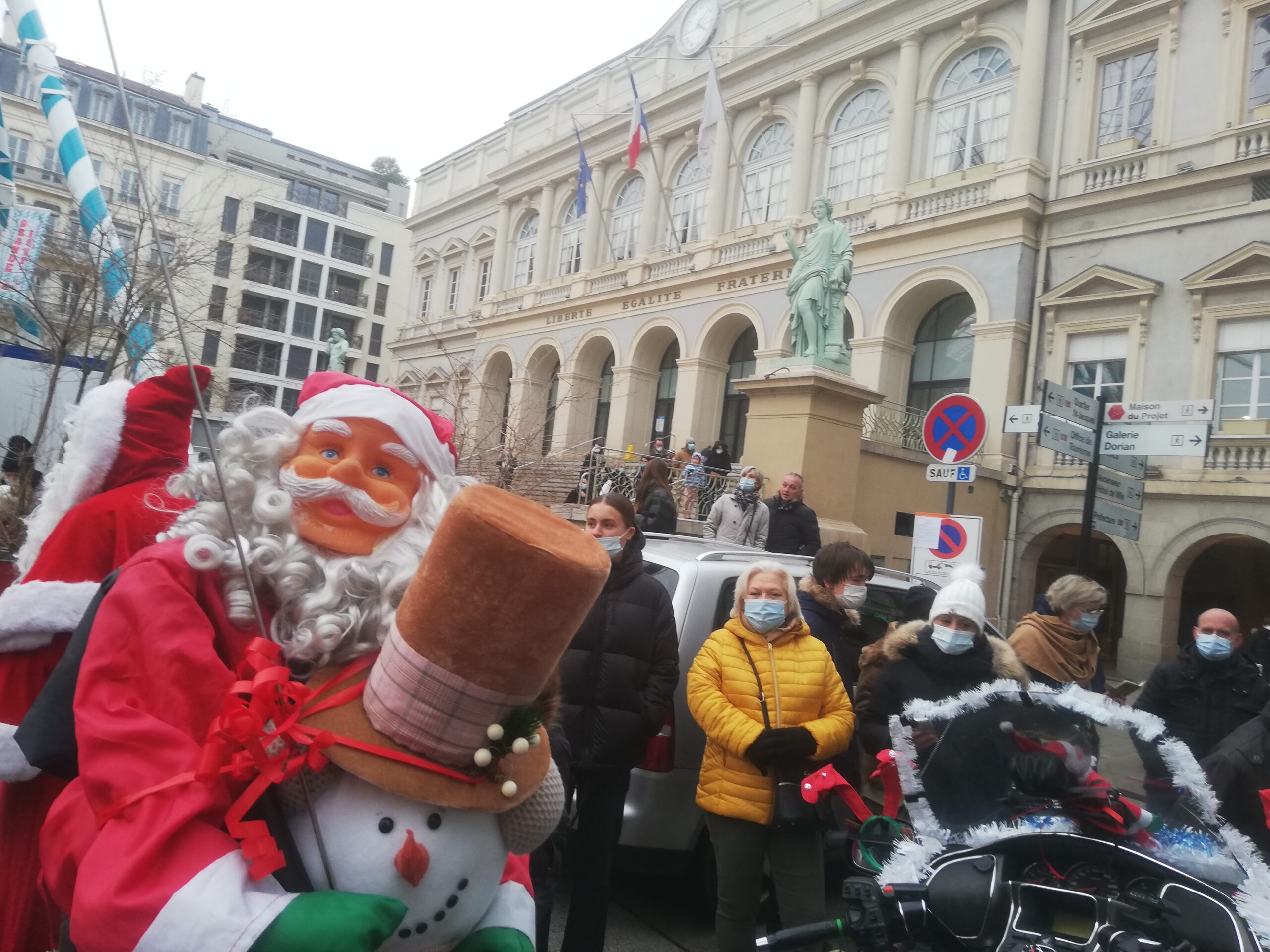 Défilé de motards déguisé en Père Noël à Saint-Etienne