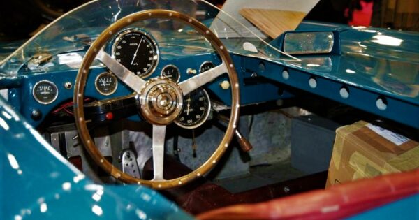Le Salon Retromobile est consacré aux automobiles et motos anciennes.