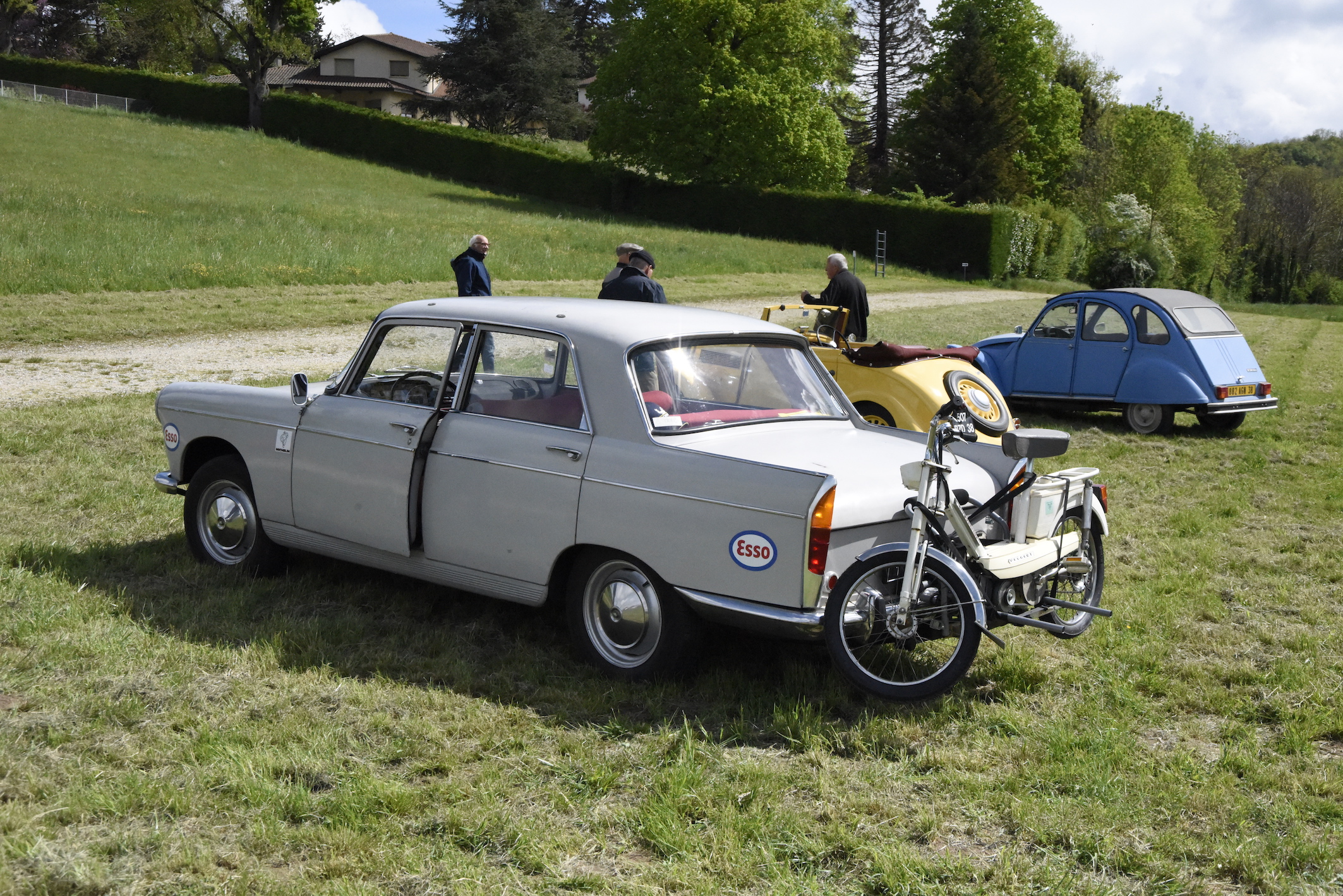 Une Peugeot 404 berline de 1963. Photo by MMK