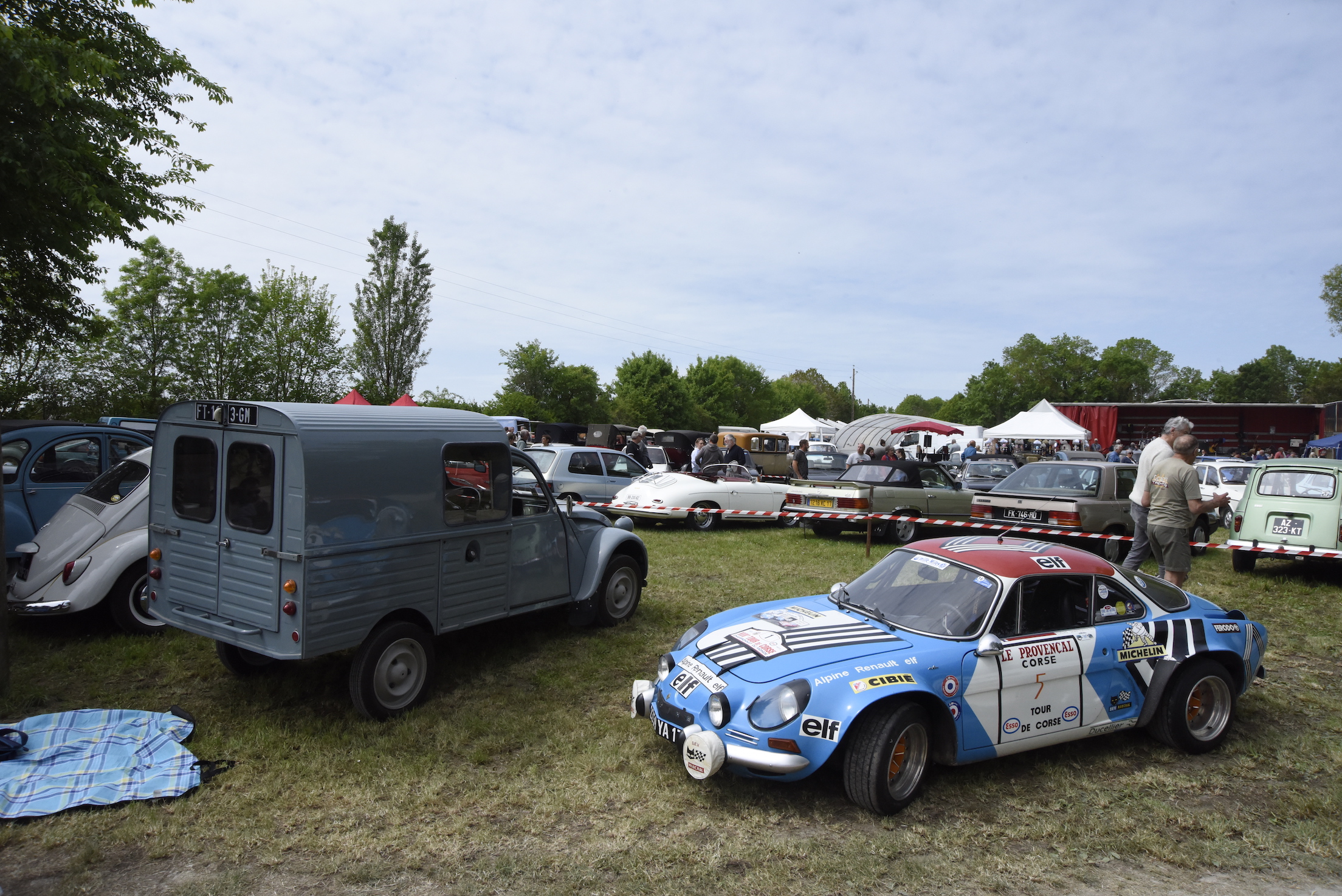250 véhicules, autos et motos étaient rassemblés le 1er mai 2022 aux Rivières de Forges d'Aunis en Charente Maritime, à l'occasion de la 6e Bourse Expo Rétro Vieilles Mécaniques. Photos by MMK