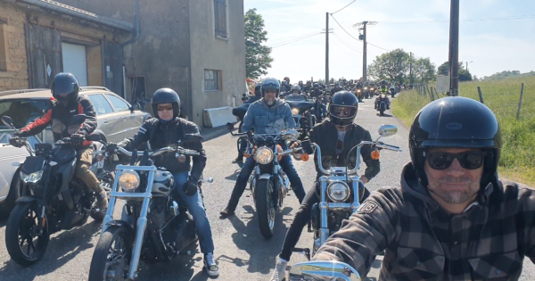 Quelques 200 motards ont participé au Ride in Beaujolais organisé par KS Motorcycles à l'occasion de son 10e anniversaire le dimanche 15 mai 2022. Photos by MMK.