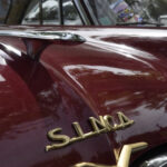 Une Simca Chambord à moteur V8. Photo by MMK