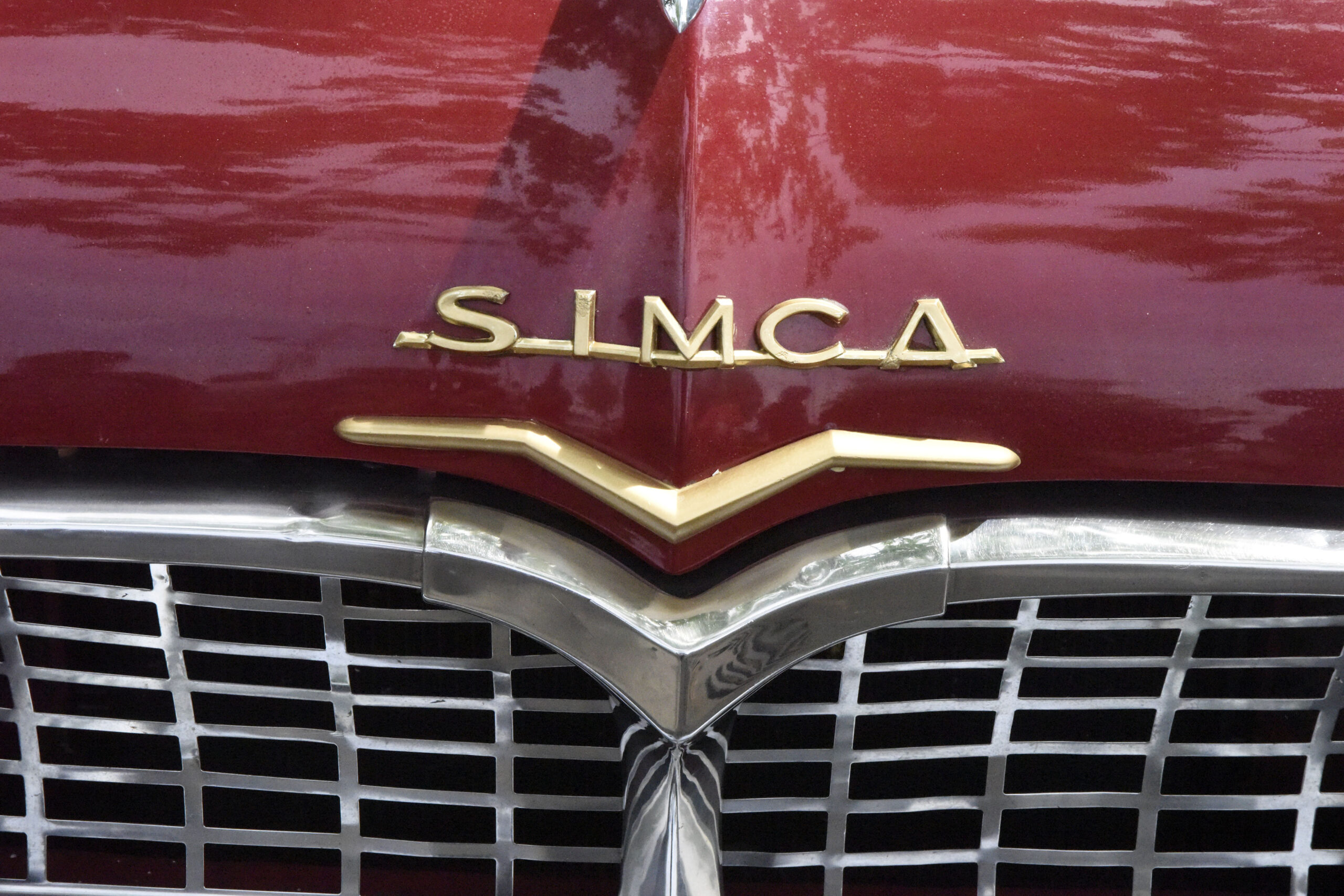 Une Simca Chambord à moteur V8. Photo by MMK
