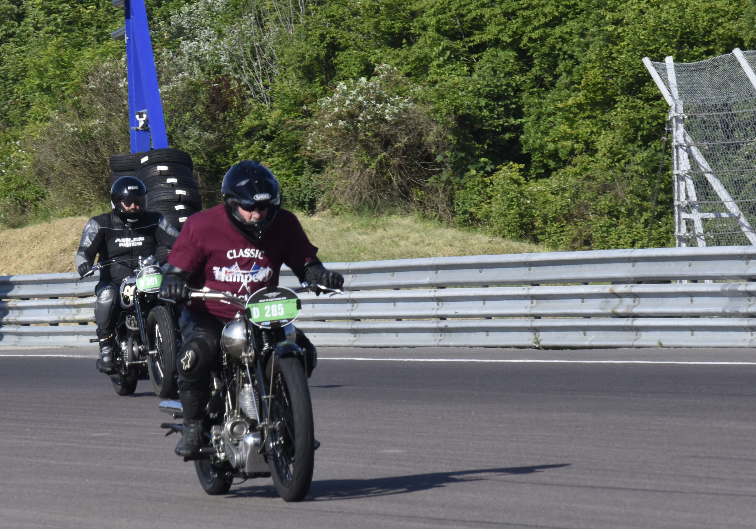 Les pilotes de la série D lors des Coupes Moto Légende 2022 sur le circuit de Dijon-Prenois. Photos by MMK