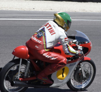 Le champion moto Giacomo Agostini était présent aux Coupes Moto Légende sur le circuit de Dijon-Prenois fin mai 2022. Photo by MMK