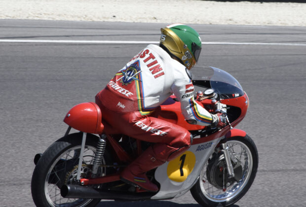 Le champion moto Giacomo Agostini était présent aux Coupes Moto Légende sur le circuit de Dijon-Prenois fin mai 2022. Photo by MMK